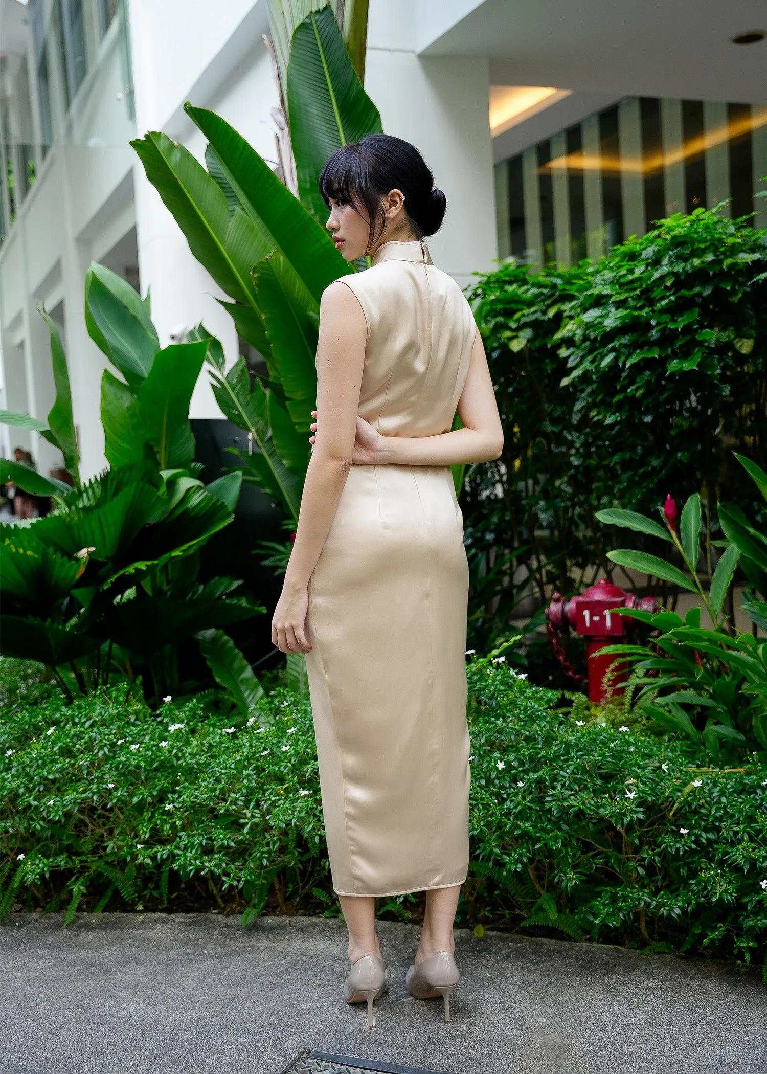 Sleeveless Satin Qipao (Champagne)