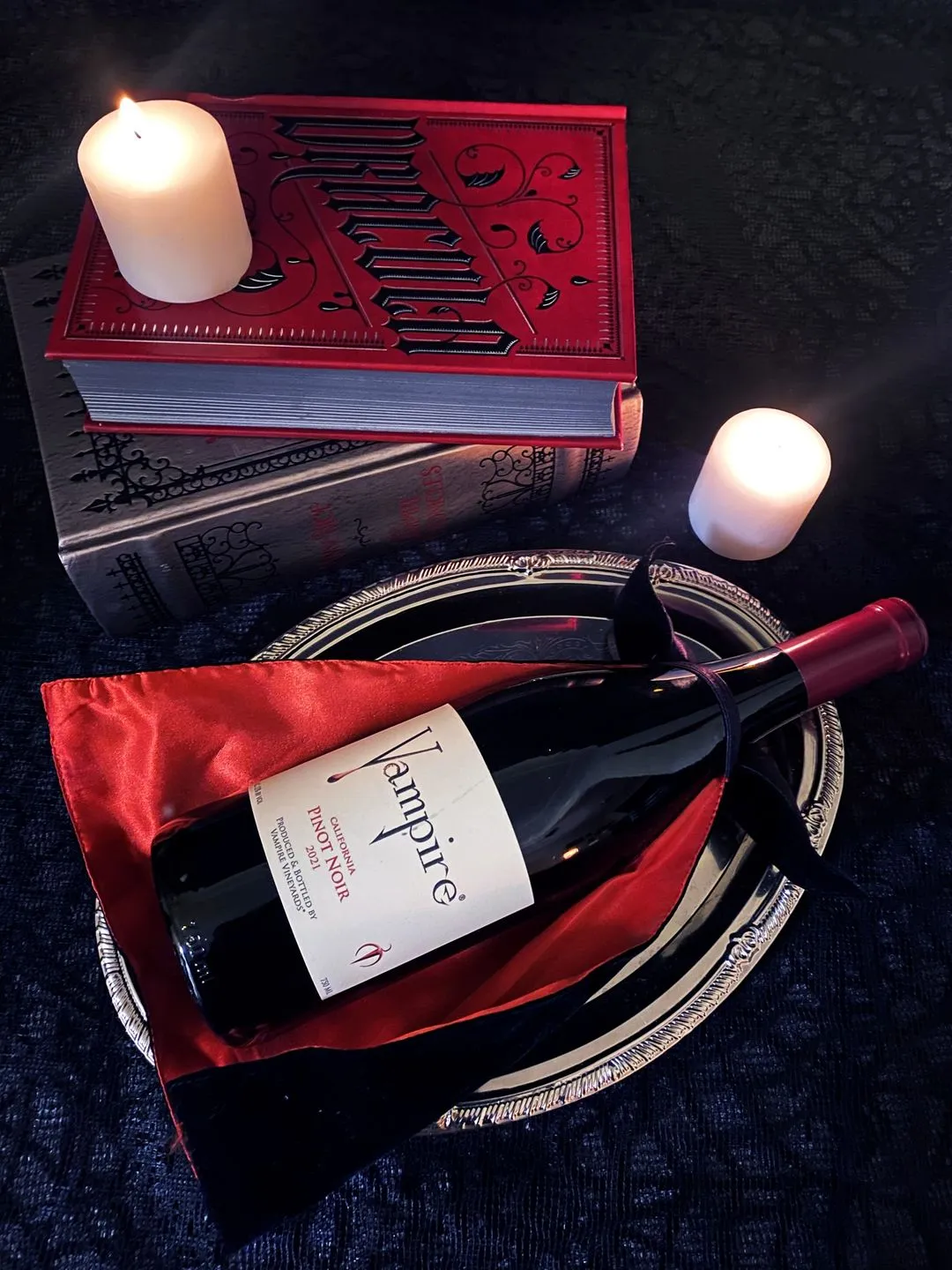 VAMPIRE® PINOT NOIR WITH VAMPIRE WINE CAPE